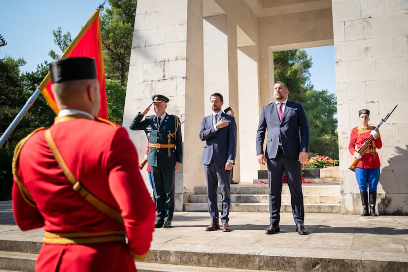 Predsjednik Milatović položio je danas vijenac na spomenik Partizanu borcu na Gorici povodom 13. jula - Dana državnosti Crne Gore