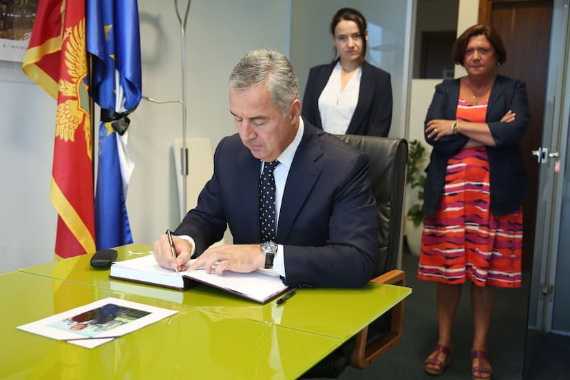 Predsjednik Đukanović upisao se u Knjigu žalosti u ambasadi Republike Francuske u Podgorici