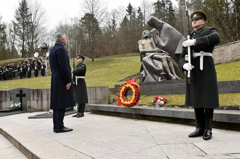 ﻿Predsjednik Đukanović u okviru programa zvanične posjete Republici Litvaniji posjetio fragment spomenika “Barikade za nezavisnost”posvećen sjećanju na dane borbe za nezavisnost Litvanije 