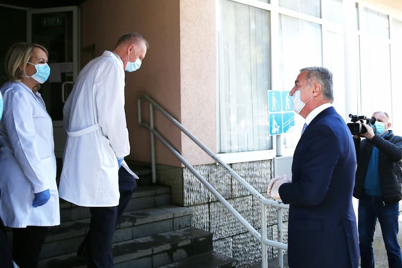 Predsjednik Đukanović obišao Opštu bolnicu u Beranama 