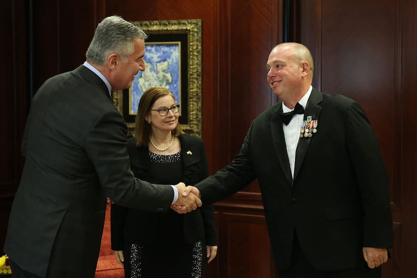 Predsjednik Đukanović uručio orden crnogorske zastave drugog stepena međunarodno pravnom savjetniku u Ambasadi SAD-a u Podgorici Eriku Larsonu