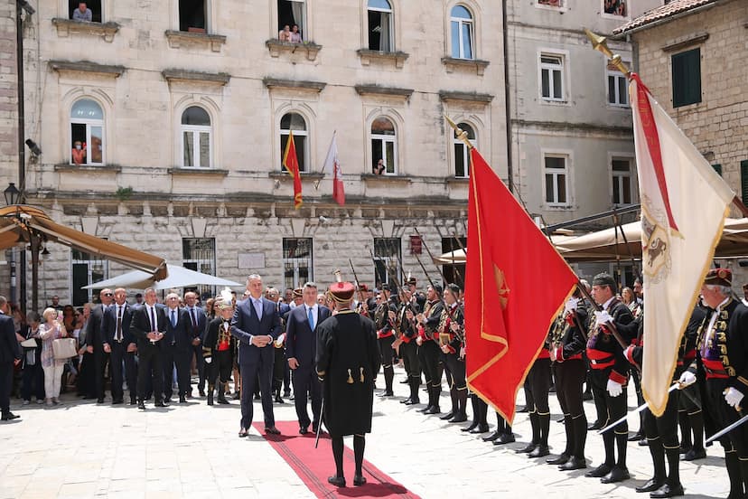 Predsjednici Đukanović i Milanović prisustvovali tradicionalnom kolu Bokeljske mornarice