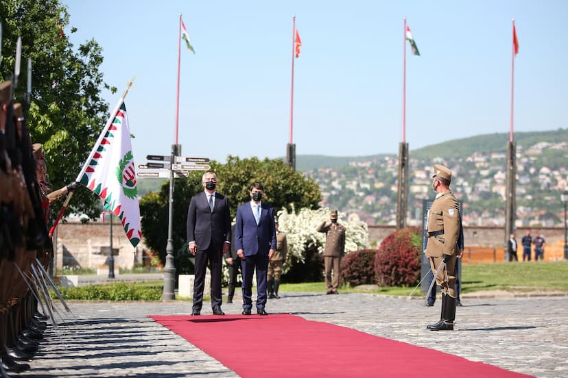 Predsjednik Crne Gore Milo Đukanović dočekan u Budimpešti uz najviše vojne i državne počasti