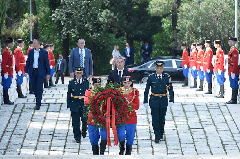 Predsjednik Đukanović položio vijenac na spomenik Partizanu borcu na Gorici povodom 13. jula - Dana državnosti Crne Gore