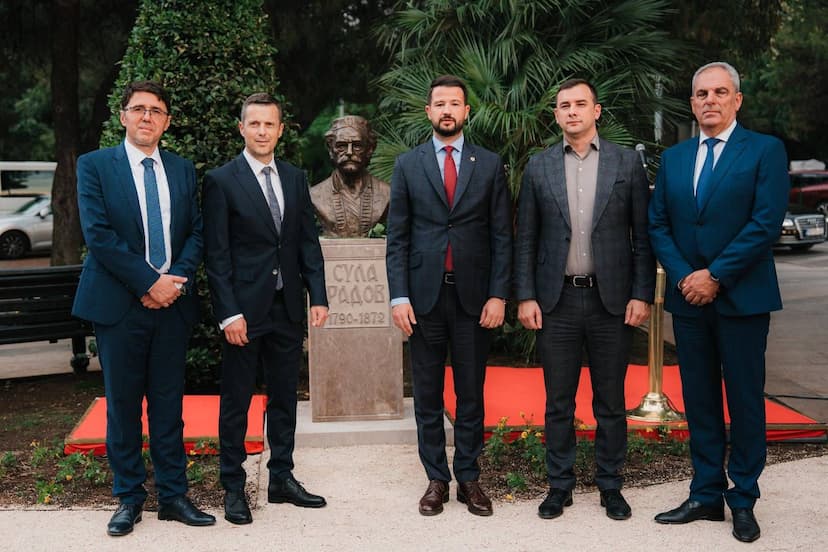 Predsjednik Milatović na svečanom otkrivanju spomen-biste Suli Radovom: Dužnost da afirmišemo ličnosti koje su živjele vrijednosti
