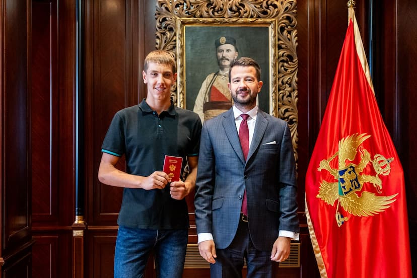 MILATOVIĆ URUČIO PASOŠ MARKU PAVLOVIĆU: CRNA GORA DOBILA POJAČANJE ZA BUDUĆNOST VATERPOLA