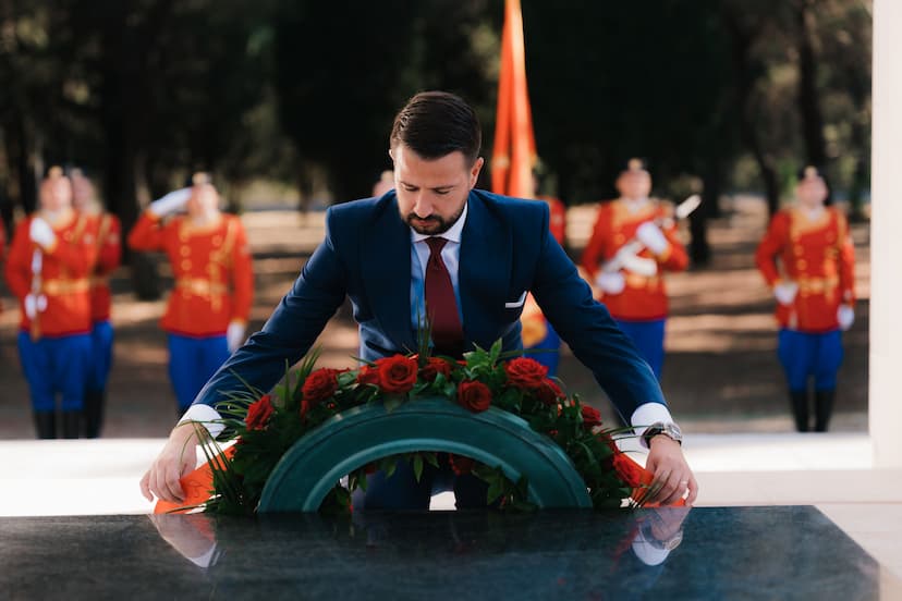 Predsjednik Milatović položio je danas vijenac na spomenik Partizanu borcu na Gorici povodom 13. jula - Dana državnosti Crne Gore