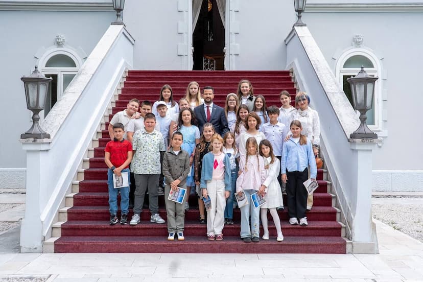 Predsjednik Milatović ugostio korisnike Dječjeg doma „Mladost“ i osnovce iz Herceg Novog: Rezidencija na Cetinju prvi put otvorena za posjete
