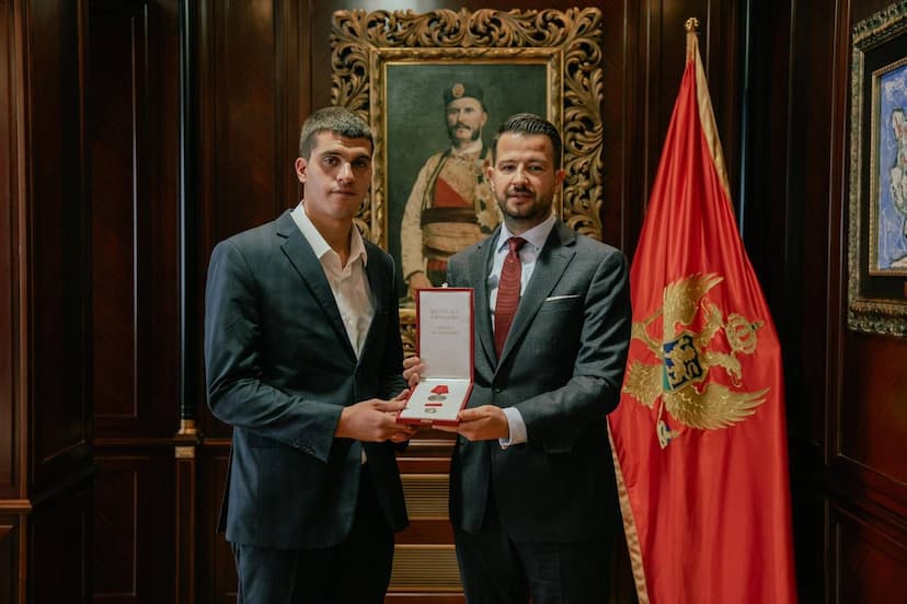 Predsjednik Milatović odlikovao Petra Ivanovića Medaljom za hrabrost