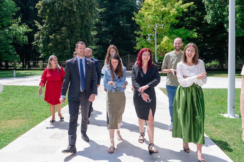 Predsjednik Milatović sa novinarima u obilasku Plavog dvorca
