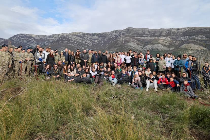 Predsjednik Milatović sa mladima i izviđačima učestvovao u pošumljavanju Golog brda u Sutomoru