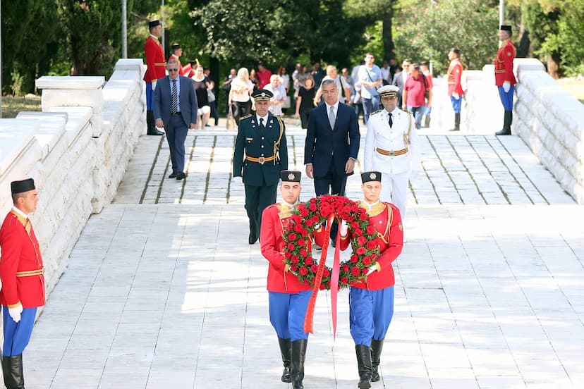 Predsjednik Đukanović položio vijenac na spomenik Partizanu borcu