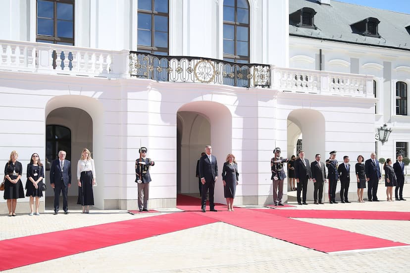 Predsjednik Crne Gore Milo Đukanović dočekan u Bratislavi uz najviše vojne i državne počasti