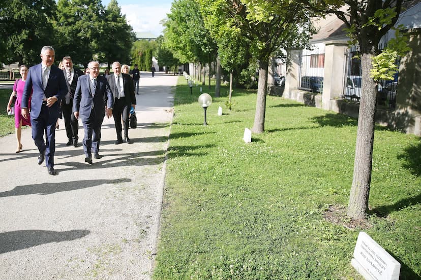 Tokom prvog dana posjete predsjednika Đukanovića Bratislavi domaćini su organizovali i kratku šetnju kroz Predsjednički park