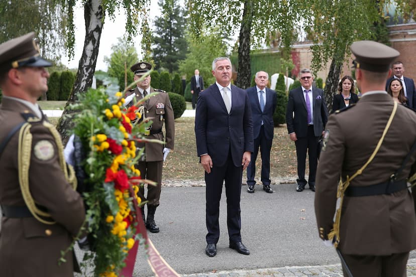 Predsjednik Đukanović položio vijenac na spomenik „Glas hrvatske žrtve-Zid boli“