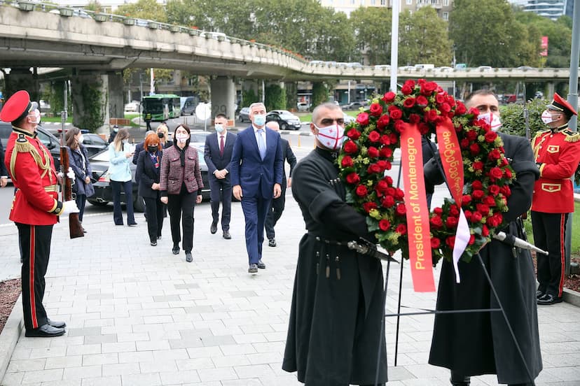 Predsjednik Đukanović položio vijenac na Trgu heroja