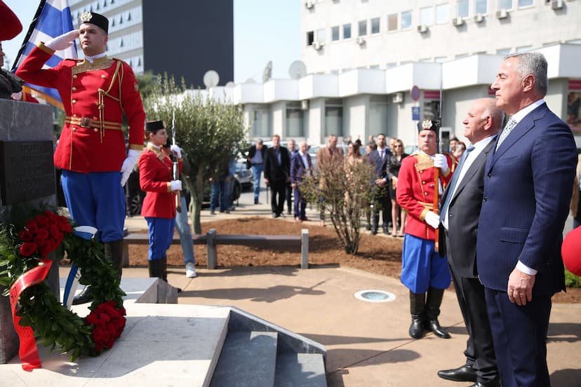 Predsjednik Crne Gore Milo Đukanović i ambasador Grčke u Crnoj Gori Panayotis Partsos položili vijenac na spomenik grčkom nacionalnom junaku i vojskovođi Vasu Brajoviću porijeklom iz Crne Gore