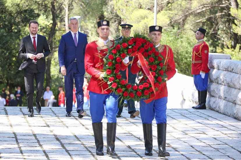 Predsjednik Đukanović položio vijenac na spomenik Partizanu borcu na Gorici povodom 13. jula - Dana državnosti Crne Gore