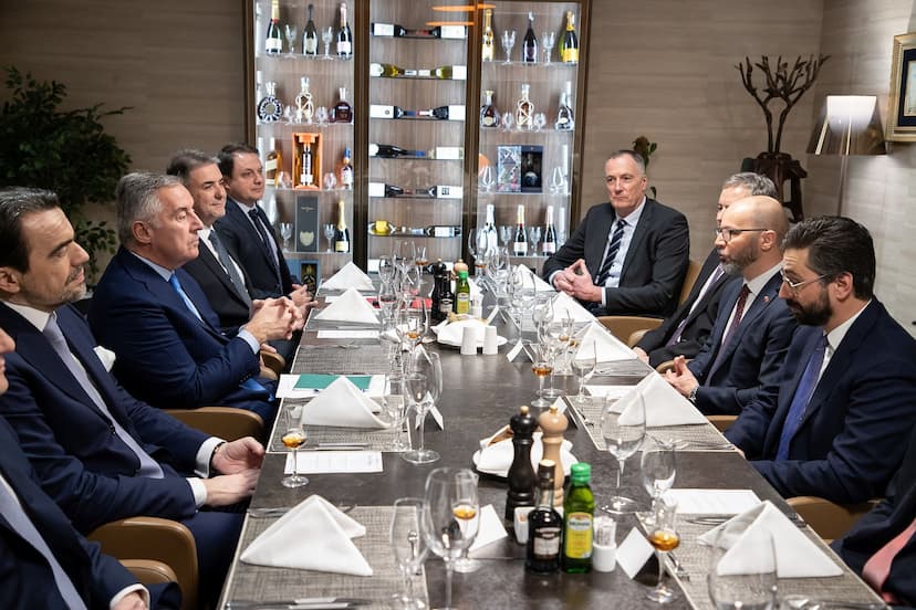 Predsjednik Đukanović razgovarao je danas, u prisustvu ambasadora Republike Slovenije Gregor Preskera i počasnog konzula Crne Gore u Sloveniji Vojislava Kovača, sa direktorima i članovima uprave  preduzeća iz ove zemlje koji rade u Crnoj Gori